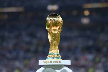Foto colorida da taça da Copa do Mundo - Metrópoles