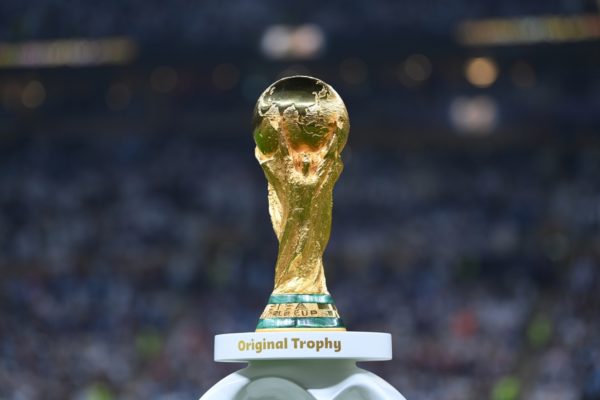 Foto colorida da taça da Copa do Mundo - Metrópoles