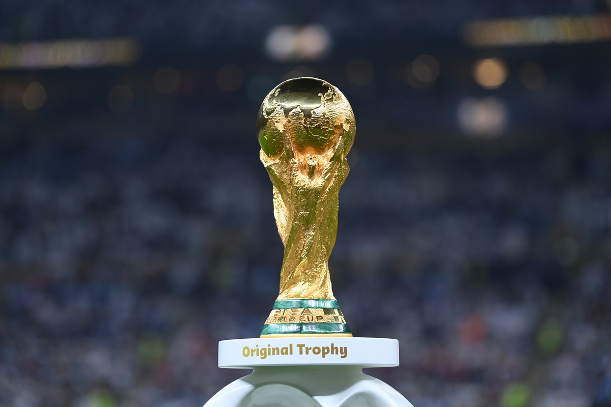 Foto colorida da taça da Copa do Mundo - Metrópoles