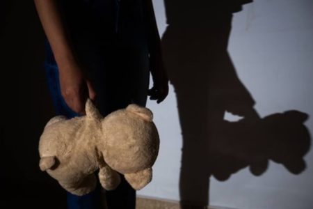 Menina com urso - Metrópoles