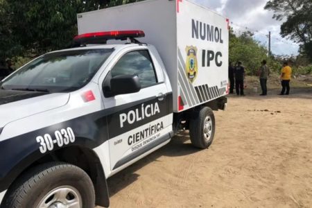 Imagem colorida do rabecão da polícia na Paraíba - Metrópoles