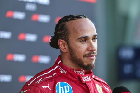 Foto colorida de Lewis Hamilton, piloto de F1 - Metrópoles