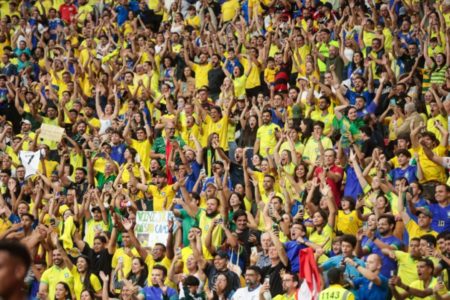 Foto colorida torcida do Brasil na Arena BRB para assistir ao jogo BrasilxColômbia