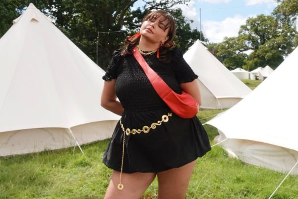 Na imagem com cor, influencer com look para festival, como o lollapaloza - metrópoles