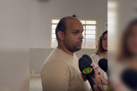 Imagem colorida de um homem com camiseta clara dando entrevista - Metrópoles