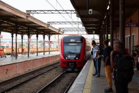 Imagem colorida mostra trem da CPTM se aproximando de plataforma em estação em São Paulo - Metrópoles