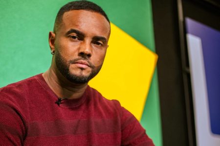 Jorge de Sá em frente à bandeira do Brasil - Metrópoles