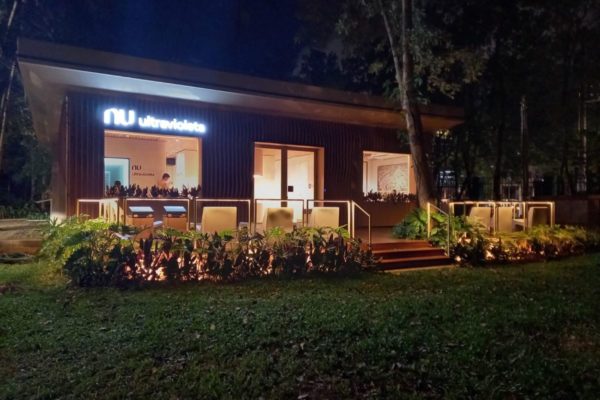 Imagem noturna mostra espaço exclusivo de banco no Parque Ibirapuera - Metrópoles