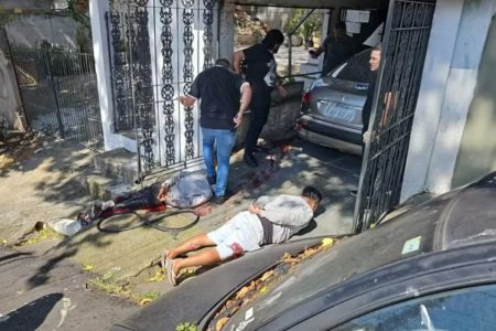Imagem colorida, com informações sensíveis borradas, de dupla que cometeu sequestro na zona norte de São Paulo capturada pela polícia. - Metrópoles