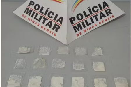 Imagem colorida de papelotes de cocaína apreendidos em escola em MG. Menina de 4 anos achou que era bala