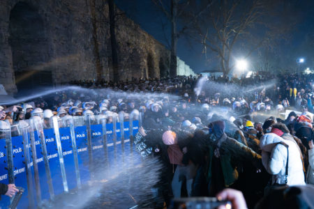 Polícia usa balas de borracha em manifestantes protesto que se opõem à detenção do prefeito do CHP Istanbul - Metrópoles