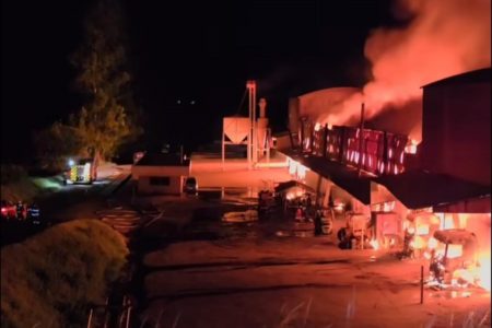 Imagem colorida de fábrica de amendoim pegando fogo. Metrópoles