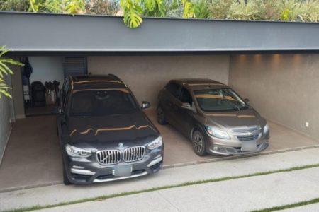 Imagem colorida de carros dentro de uma garagem. Metrópoles