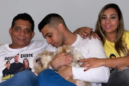 Foto colorida de Gabriel Monteiro após deixar a prisão no Rio de Janeiro - Metrópoles