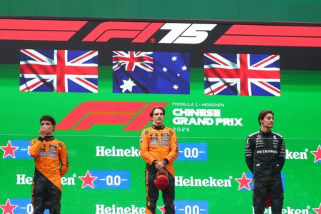 Imagem colorida de McLaren faz a 50ª dobradinha da escuderia na Fórmula 1 - Metrópoles