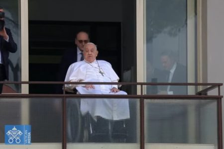 Imagem colorida do papa francisco na sacada do hospital em Roma