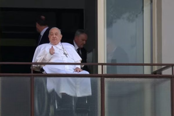 imagem colorida do papa Francisco em sacada do hospital em Roma antes de receber alta
