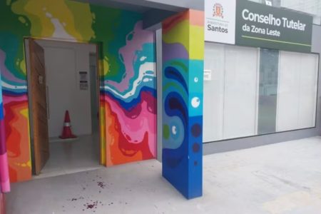 Foto colorida da fachada do Conselho Tutelar da Zona Leste de Santos, com mancha de sangue no chão, após briga entre jovem e adolescentes. - Metrópoles