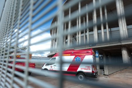 Viaturas do Corpo de Bombeiros do DF e do SAMU são chamados na Arena BRB Mané Garrincha após morte de técnico de som - metrópoles