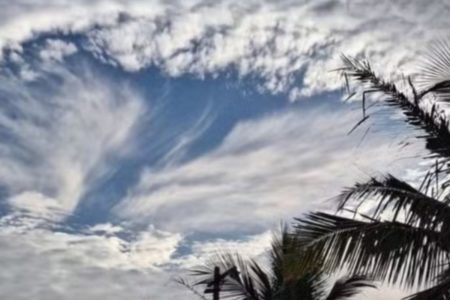 "Buraco" entre nuvens no céu de Peruíbe. - Metrópoles