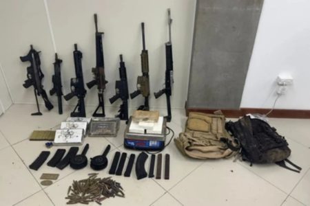 imagem colorida de Fuzis apreendidos em operação, em Lauro de Freitas, na Bahia