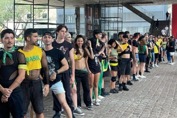 Flah mob de fãs da Lady Gaga na Avenida Paulista - Metrópoles