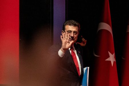 Foto colorida do prefeito de Istambul, Ekrem Imamoglu - Metrópoles