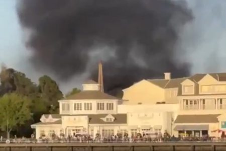 imagem colorida de parque da disney pega fogo nos estados unidos