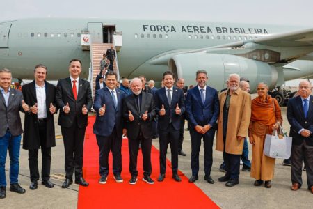 Foto colorida do desembarque de Lula no Japão - Metrópoles