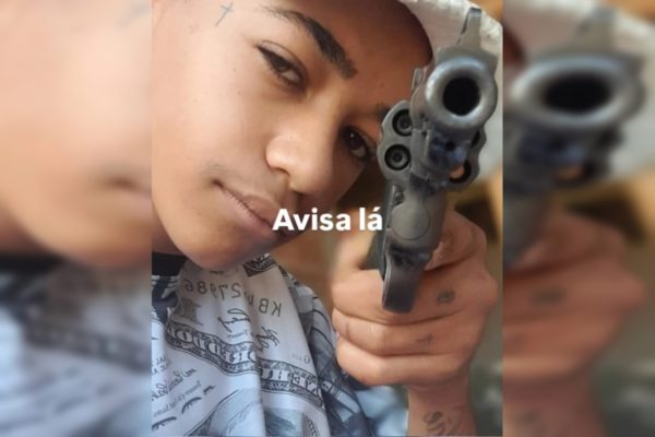 Foragido que ostentava armas na internet morre ao confrontar policiais