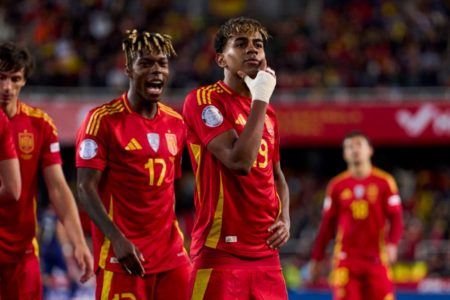 Imagem colorida de Lamine Yamal comemorando gol - Metrópoles
