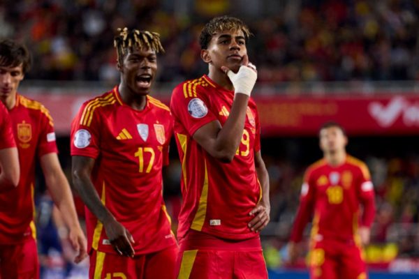 Imagem colorida de Lamine Yamal comemorando gol - Metrópoles