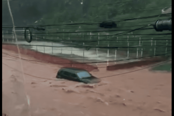 vídeo carro enchente itapecerica da serra