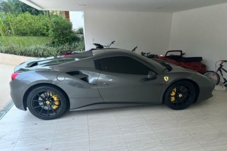 Imagem colorida de ferrari, carro de luxo, apreendida em operação
