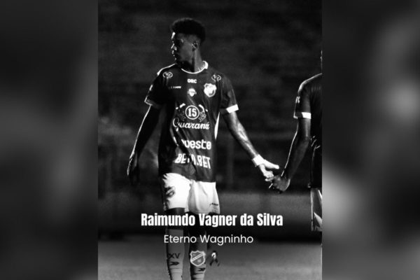 Imagem em preto e branco mostra foto de Wagninho atuando pelo XV de Jaú - Metrópoles