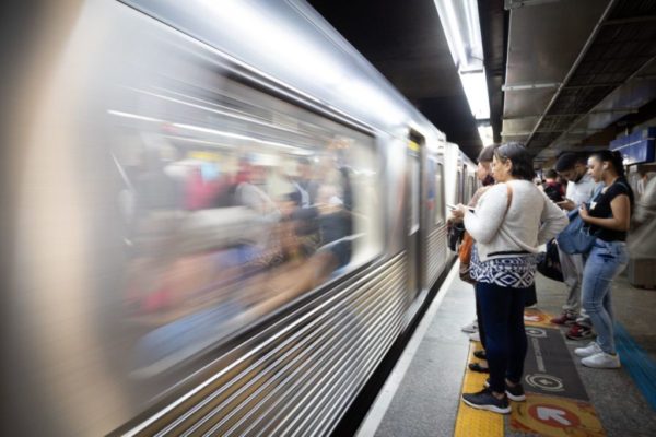 Imagem colorida mostra passageiros esperando o Metrô em estação em São Paulo - Metrópoles