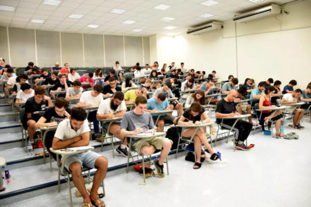 Imagem colorida mostra estudantes fazendo prova vestibular para Unicamp - Metrópoles