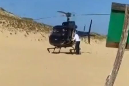 Imagem colorida, Empresário pousa helicóptero em praia para comprar piaba frita. Vídeo - Metrópoles