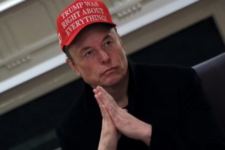 imagem colorida de Elon Musk com bone pró-Trump - Metrópoles