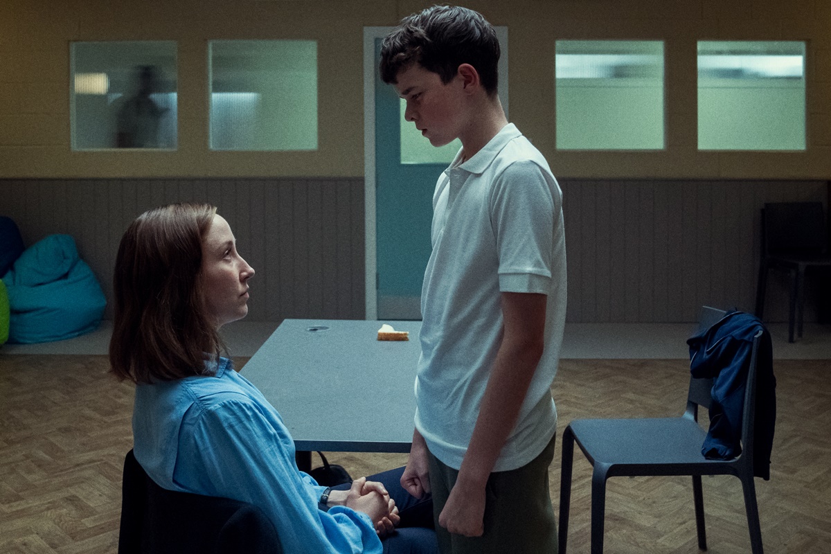 Imagem colorida mostra Erin Doherty como Briony Ariston, Owen Cooper como Jamie Miller em cena da série Adolescência - Metrópoles