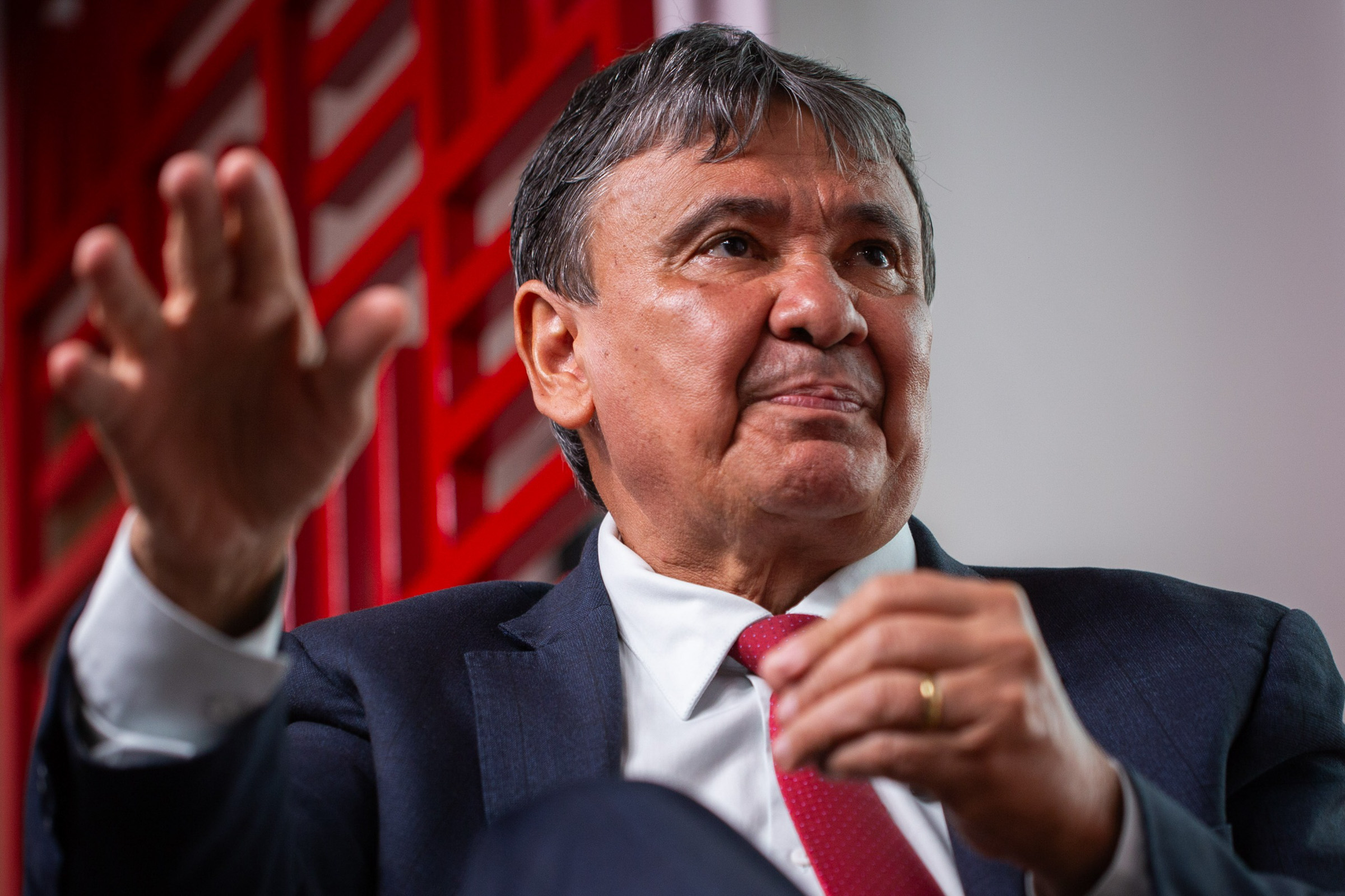 Ministro do Desenvolvimento e Assistência Social, Família e Combate à Fome do Brasil, Wellington Dias, concede entrevista exclusiva ao colunista Paulo Cappelli no estúdio do Metrópoles