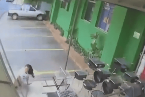 Imagem colorida de uma câmera de segurança mostra uma mulher caída no chão após ser atropelada por uma idosa - Metrópoles