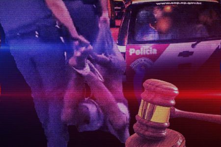 Arte gráfica com PMs carregando jovem negro amarrado, com martelo da justiça na lateral esquerda inferior e, ao fundo, viatura da PM de São Paulo - Metrópoles