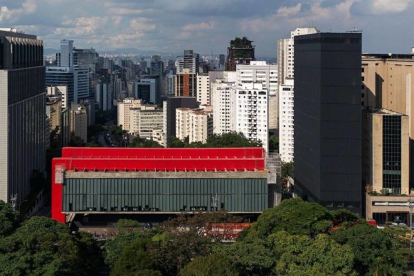 Vista dos dois prédios do Masp: Edifício Lina Bo Bardi (à esquerda) e Edifício Pietro Maria Bardi (à direita)
