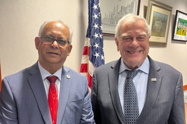 O recém-eleito presidente da Organização dos Estados Americanos (OEA), Albert Ramdin, com o Oficial do Departamento de Assuntos do Hemisfério Ocidental do Departamento de Estado dos Estados Unidos, Michael Kozak.