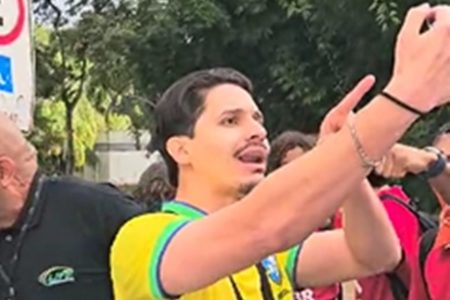 Foto colorida de homem com roupa do Brasil