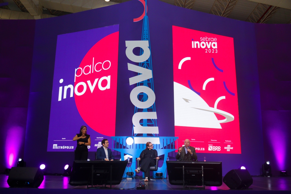 Foto colorida de um palco de palestras do Sebrae Inova - Metrópoles