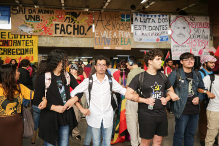 No primeiro dia de aulas, estudantes da Universidade de Brasília (UnB) fazem protesto nos corredores do Instituto Central de Ciências Norte (ICC Norte) contra o youtuber de direita Wilker Leão - Metrópoles