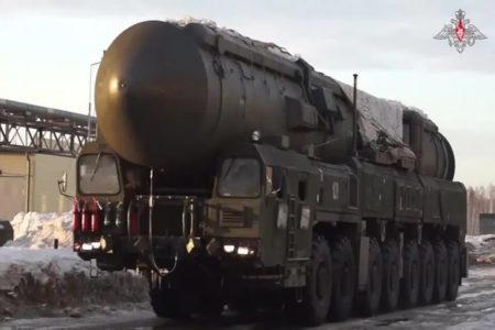 imagem de veículos militares carregando itens do sistema Yars - Metrópoles