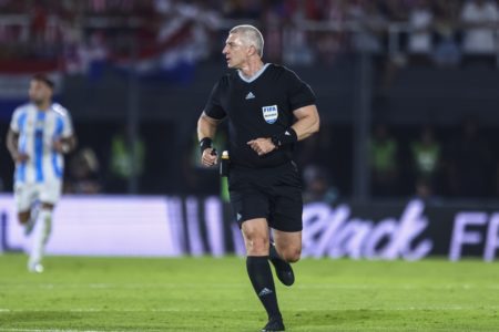 Foto colorida do Árbitro Anderson Daronco, durante Paraguai x Argentina, em 2024 - Metrópoles
